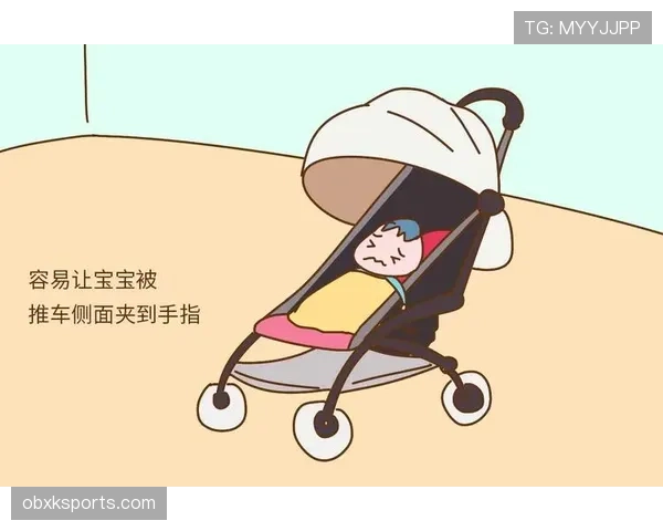 维克托·阿萨尔森带娃遛弯,推车比我家客厅还贵 维克托·阿萨尔森带娃遛弯,推车比我家客厅还贵